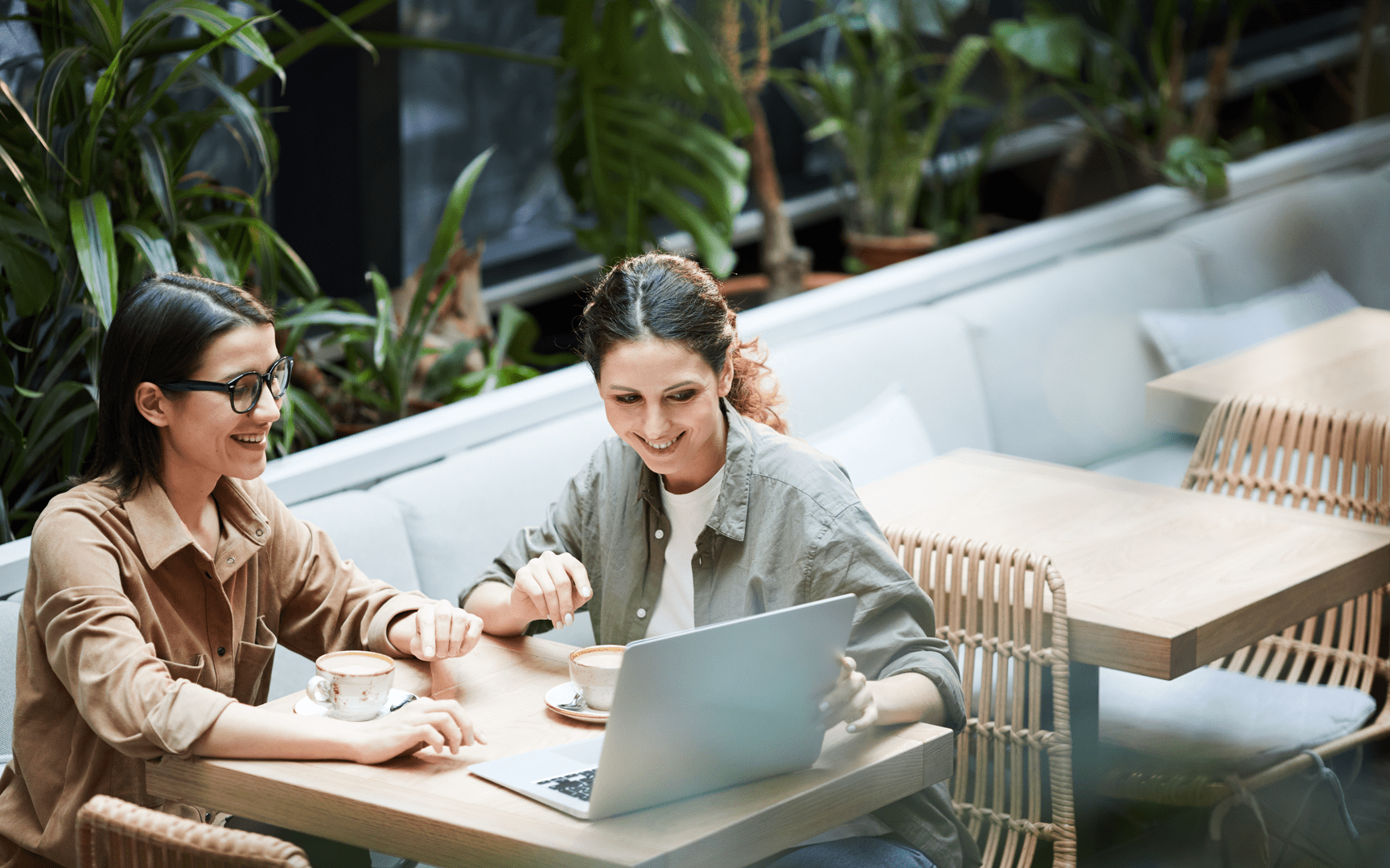 Content Writing vs. Copywriting: 6 Ways They Help Each Other Out [Infographic]